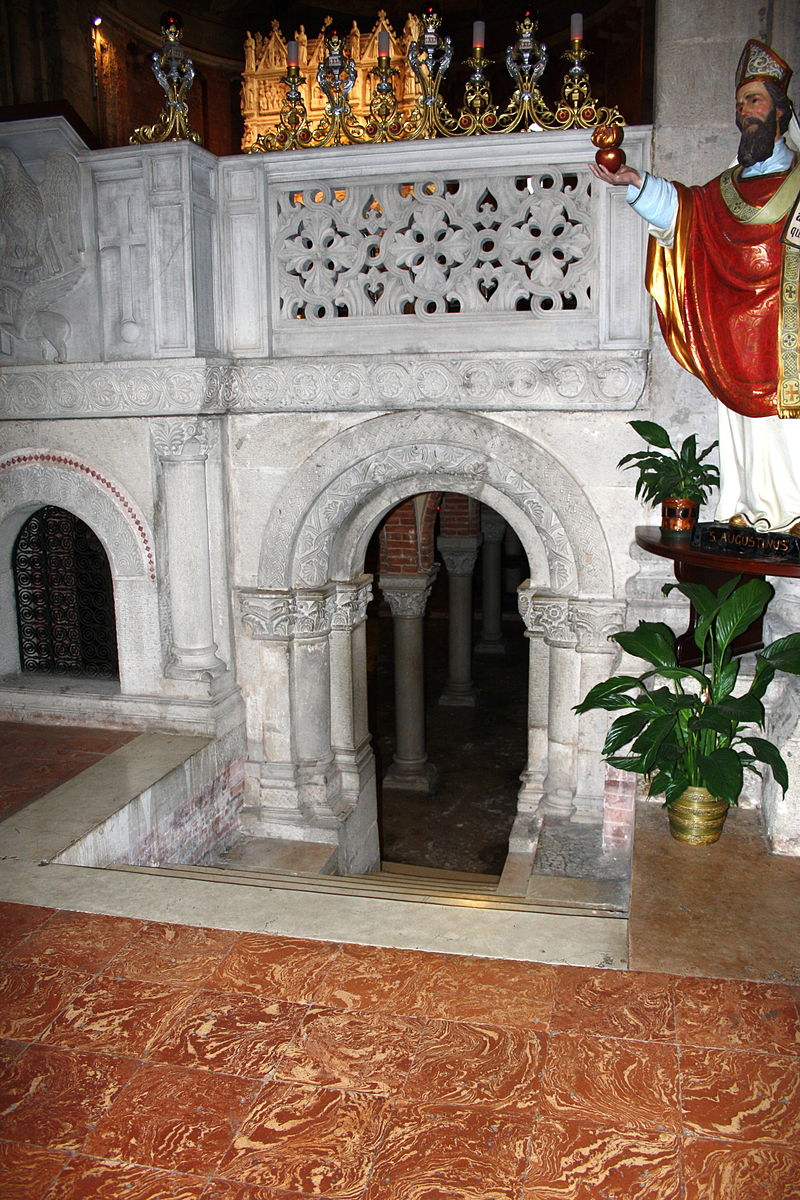 0496_-_Pavia_-_S._Pietro_-_Ingresso_cripta_-_Foto_Giovanni_DallOrto_Oct_17_2009.jpg