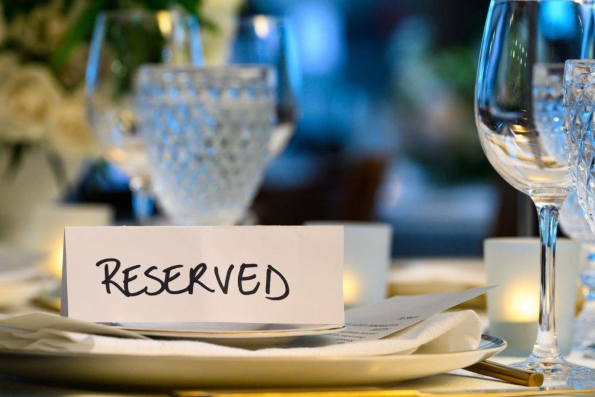 Caparra al ristorante per i tavoli numerosi: scelta necessaria o misura eccessiva?