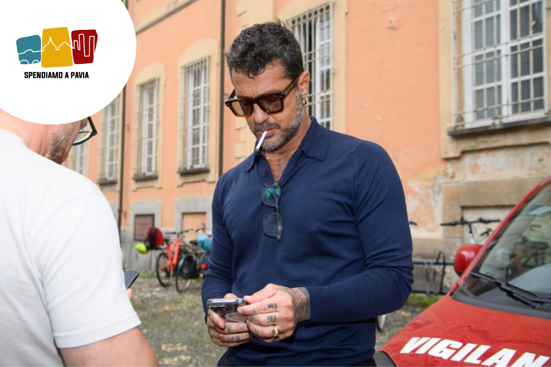 Fabrizio Corona arriva a Pavia: il personaggio più discusso del momento infiamma la notte