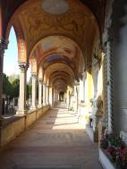 800px-Cimitero_maggiore_corridoio_original